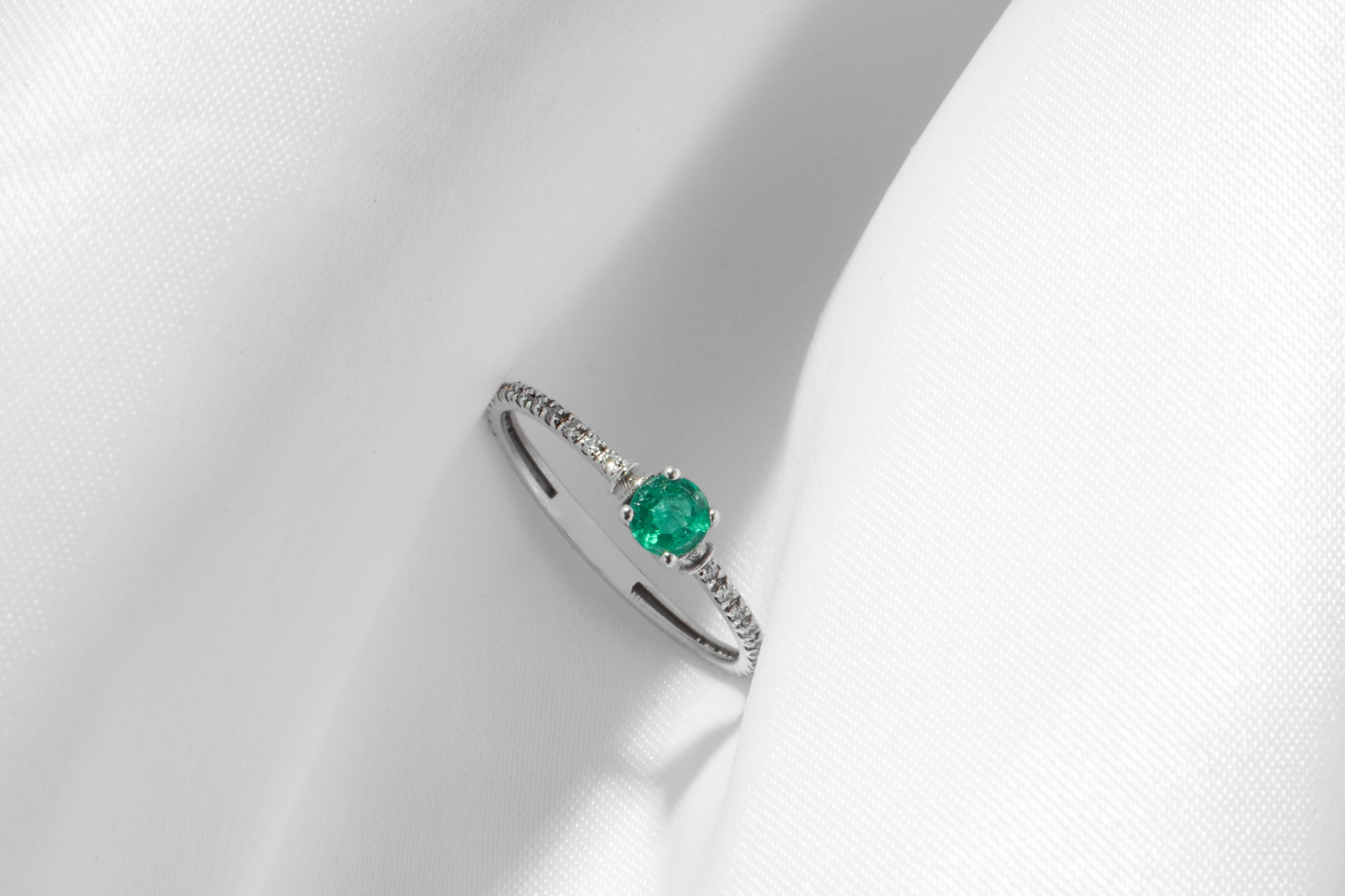 Endalaus emerald ring
